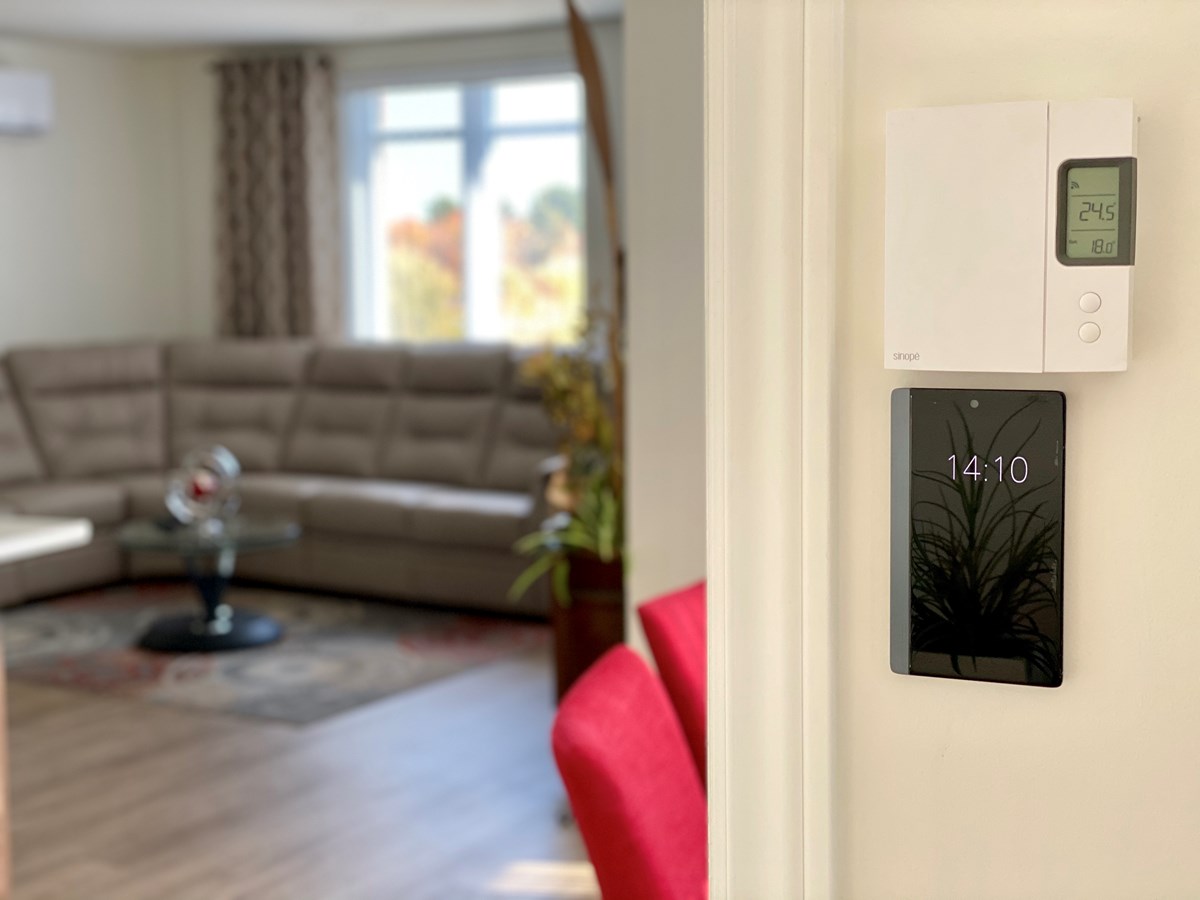 Par le biais de ses fonctionnalités, Evey contribuerait à stimuler les résidents et à créer un sentiment de communauté. Par exemple, en faisant office d’interphone et ayant la capacité de projeter divers types de contenus audio et vidéo sur la télévision.