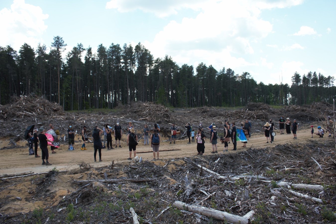 L'une d'entre elle s'est déroulé le jour de la Fête du Canada, où un moment de silence a été respecté en honneur aux arbres morts et aux peuples autochtones.