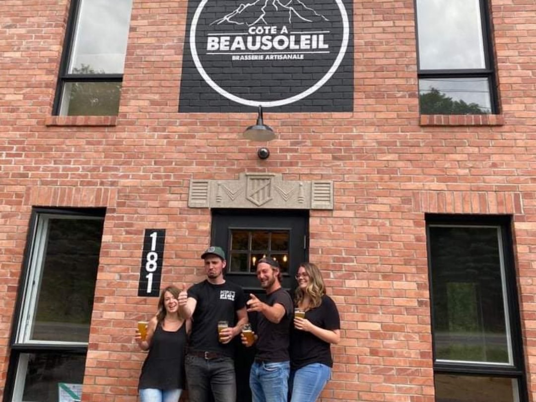 Les deux promoteurs devant leurs nouvelle entreprise à Saint-Jean-de-Matha.