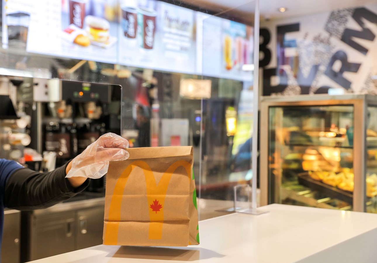 Des vitres en plexiglas sont installées dans tous les restaurants McDonald's.