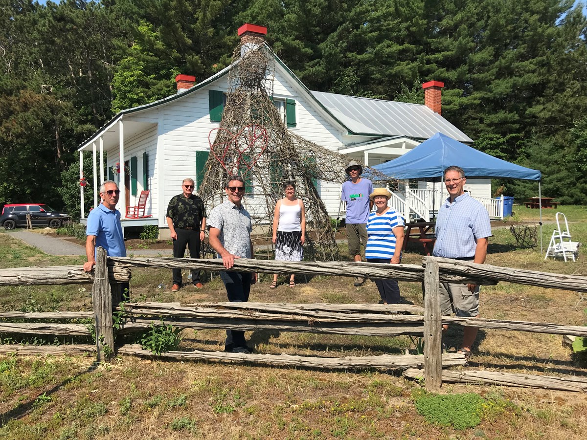 Denis Moreau, conseiller municipal à la Ville de Lavaltrie; Yves Germain, préfet de la MRC de D'Autray; Christian Goulet, maire de Lavaltrie; Sophie Lemercier, directrice générale de la Maison Rosalie-Cadron; Marc Walter, artiste Land Art; Claudine Lalonde et Pierre Morrissette, respectivement présidente et vice-président de la Maison Rosalie-Cadron.