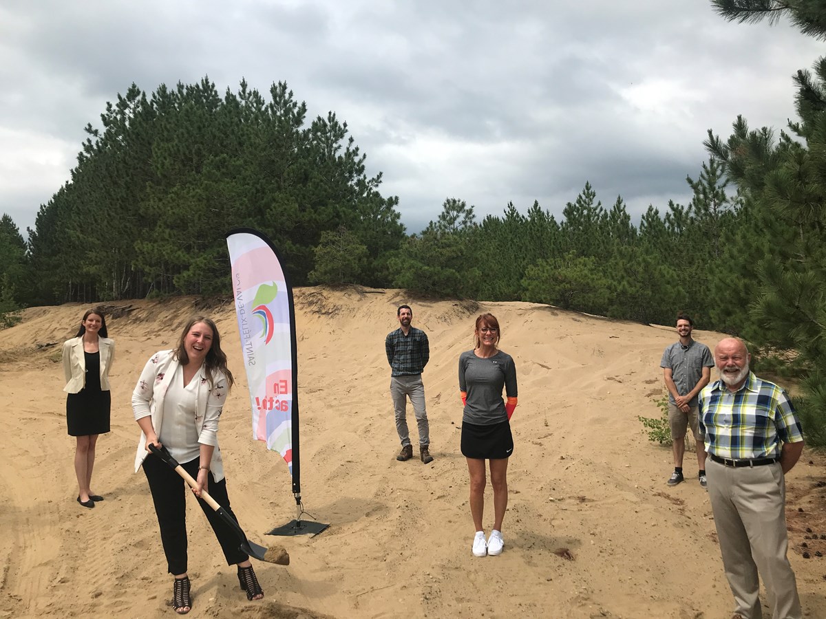 La mairesse Audrey Boisjoly donne la première pelletée de terre, enclenchant ainsi la première phase des travaux.