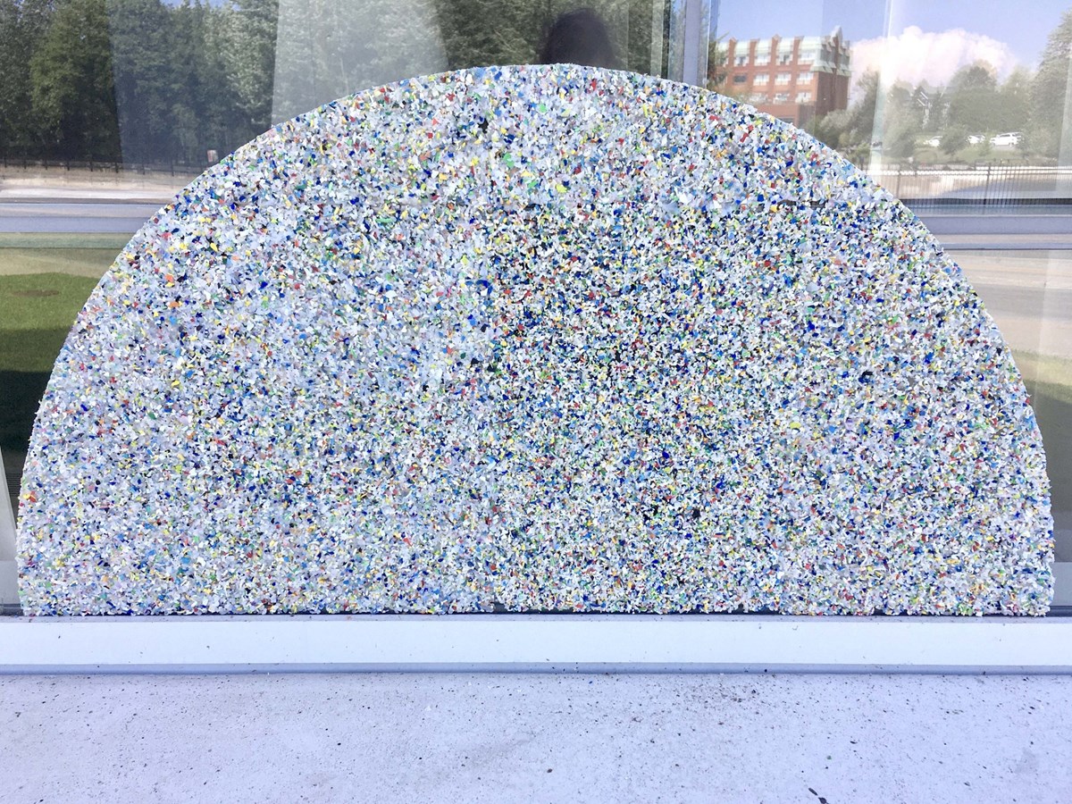 Une installation, extérieure dans un premier temps, est signée Philippe Allard.