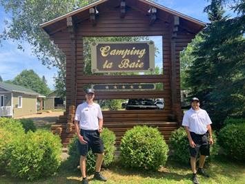 Les cadets Vincent Labbé et Antoine Fortin ont aussi fait une activité de sensibilisation auprès des propriétaires d’embarcation nautique.
