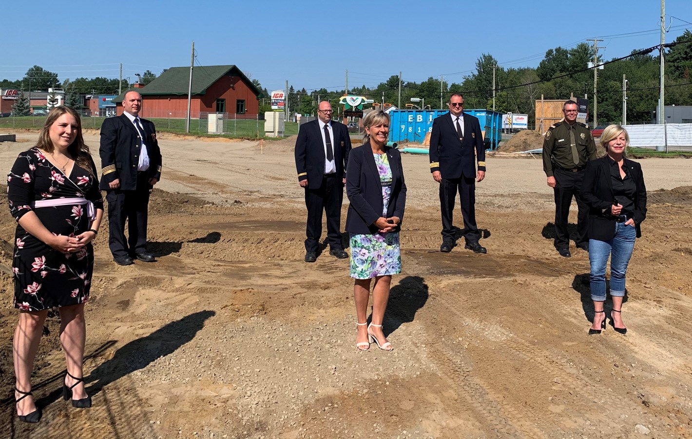 Audrey Boisjoly, maire de Saint-Félix-de-Valois, aux côtés des ministres des Affaires municipales et de l’Habitation, Andrée Laforest et du Tourisme et députée de Berthier, Caroline Proulx, lors de l'annonce d'une aide de plus de 2M$ pour construire une nouvelle caserne de pompiers.