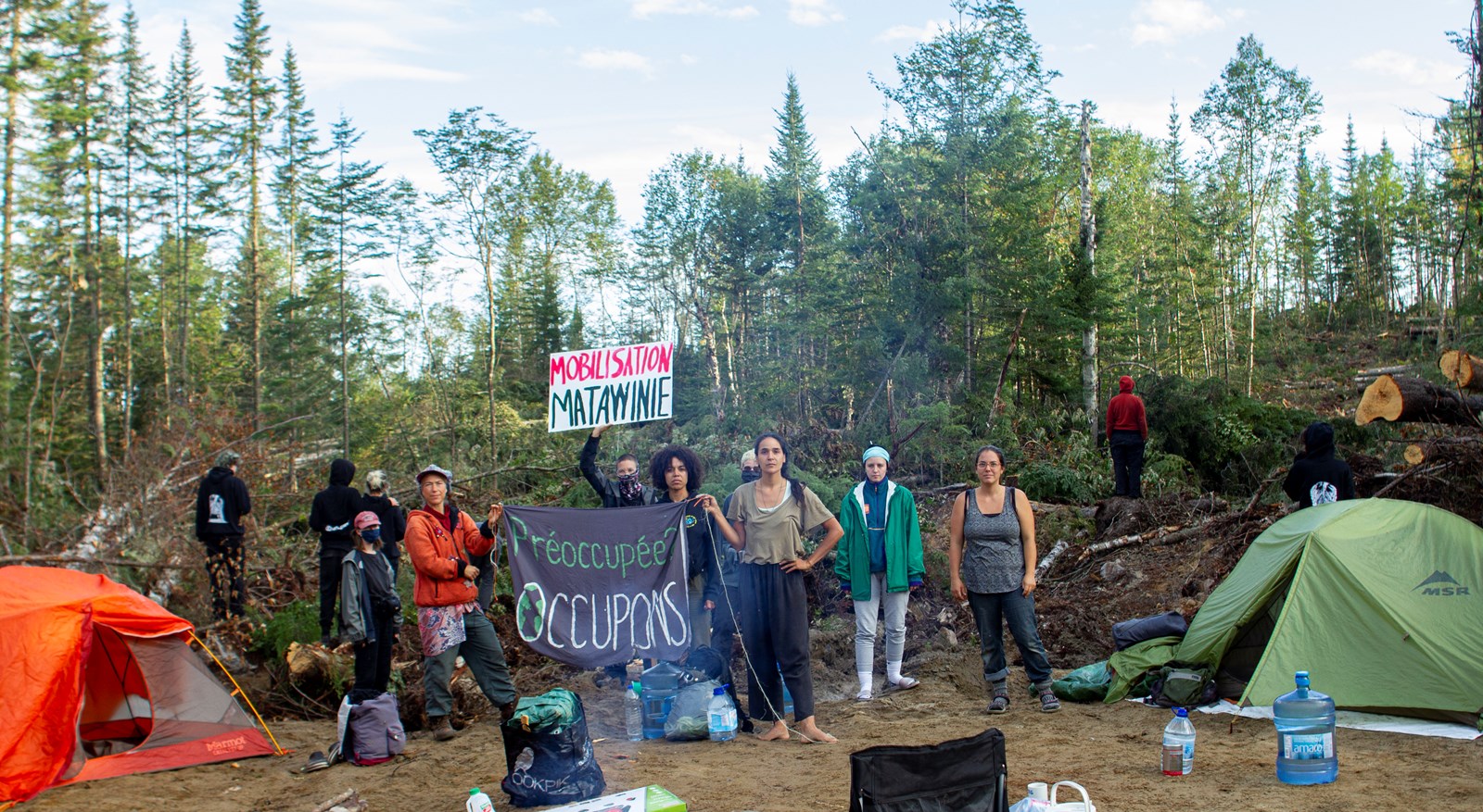 Une trentaine d'activistes campent sur le chantier capitaine pour dénoncer les coupes