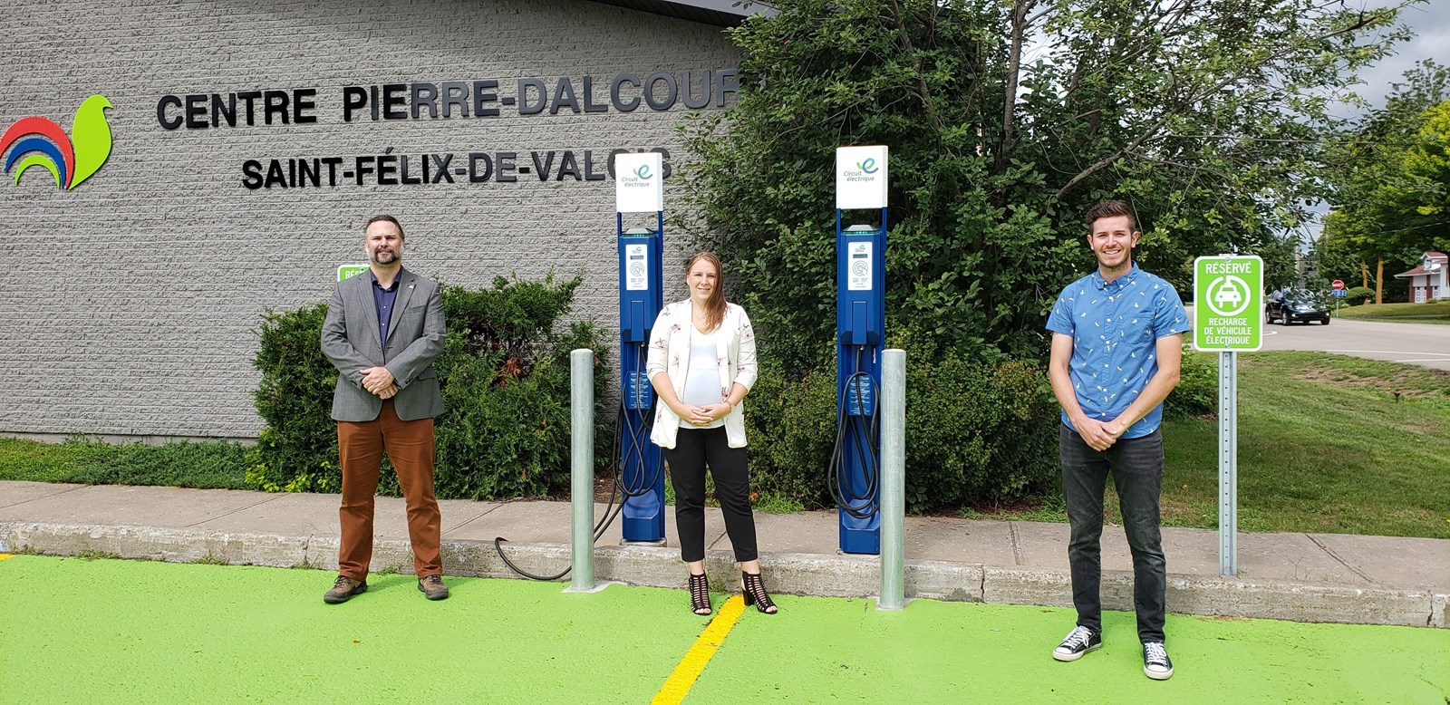 Lors de l'inauguration des deux bornes, avec, de gauche à droite: Jeannoé Lamontagne, directeur général; Audrey Boisjoly, mairesse et Élie Marsan-Gravel, directeur des services techniques.