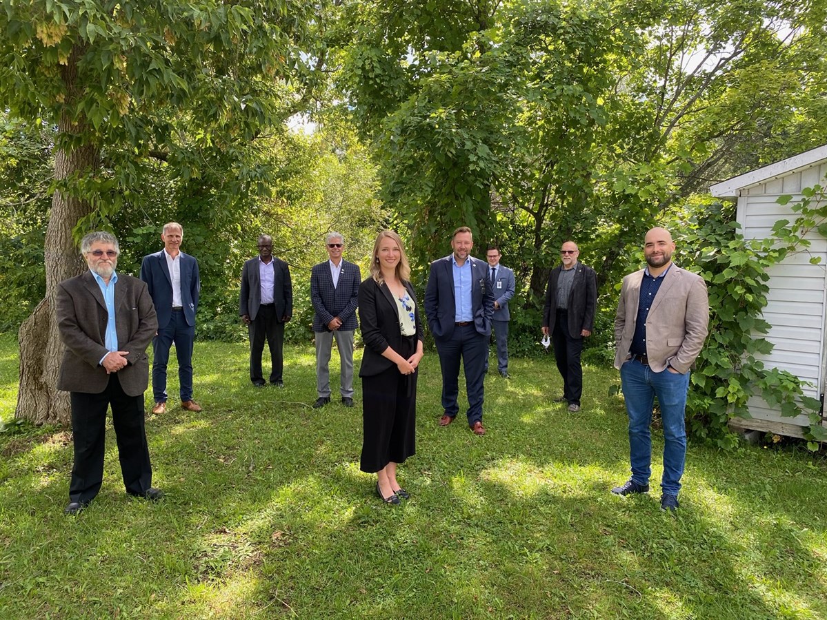 De gauche à droite, rangée d'en avant : Dr Serge Lecours, Dre Katherine Larose, Dr Jérôme Dumas-Dupont. Deuxième rangée : Daniel Castonguay, Michel Jasmin, Louis-Charles Thouin, Jean-Marc Hébert. Troisième rangée : Dr Harry-Max Prochette, et Philippe Éthier.