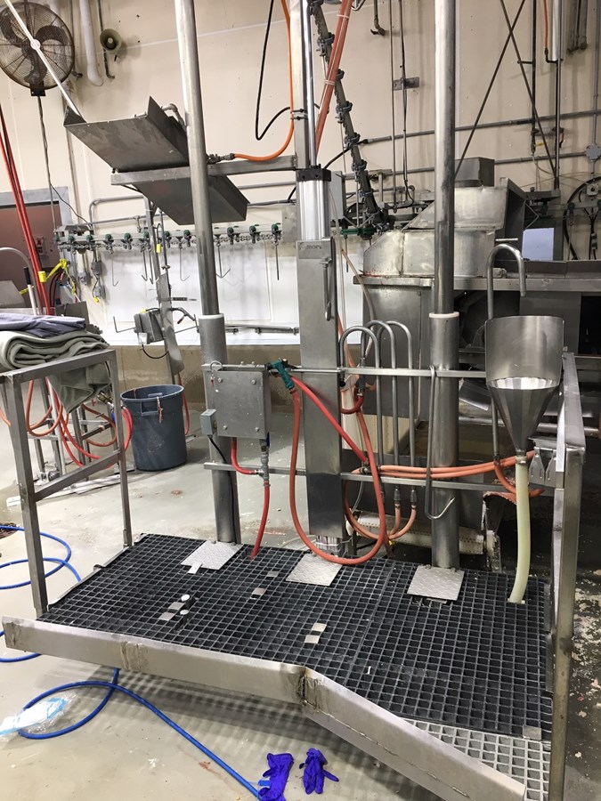 Lors du nettoyage du convoyeur de produits non comestibles, le travailleur M. St-Jacques, s’est positionné sous la table élévatrice alimentée en énergie pneumatique.