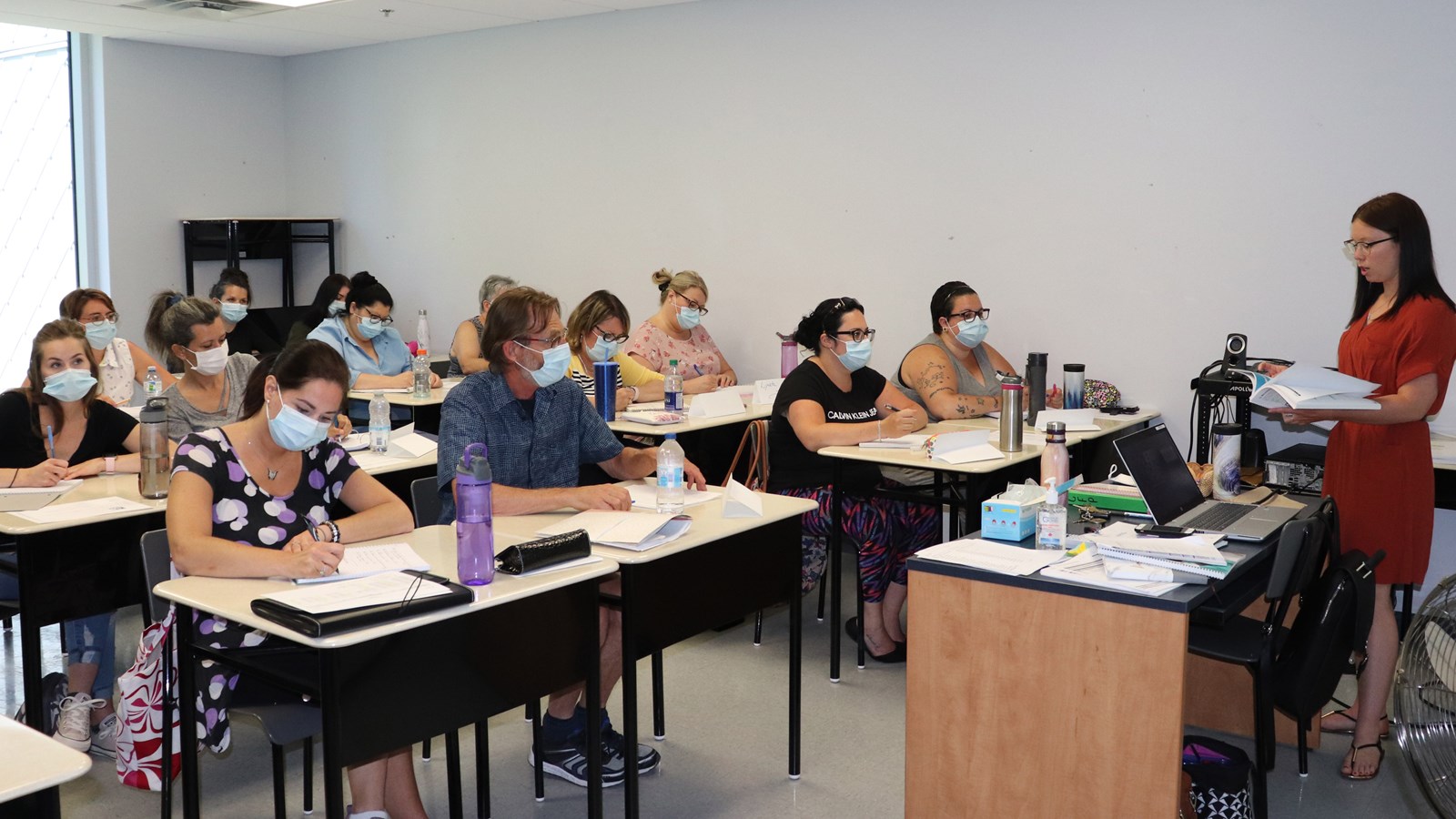 Les deux étudiants anticipent : « Une hausse du décrochage est à prévoir: d’abord, l’éducation à distance s’avère être extrêmement démotivante et beaucoup moins facile que l’on pourrait le penser. »