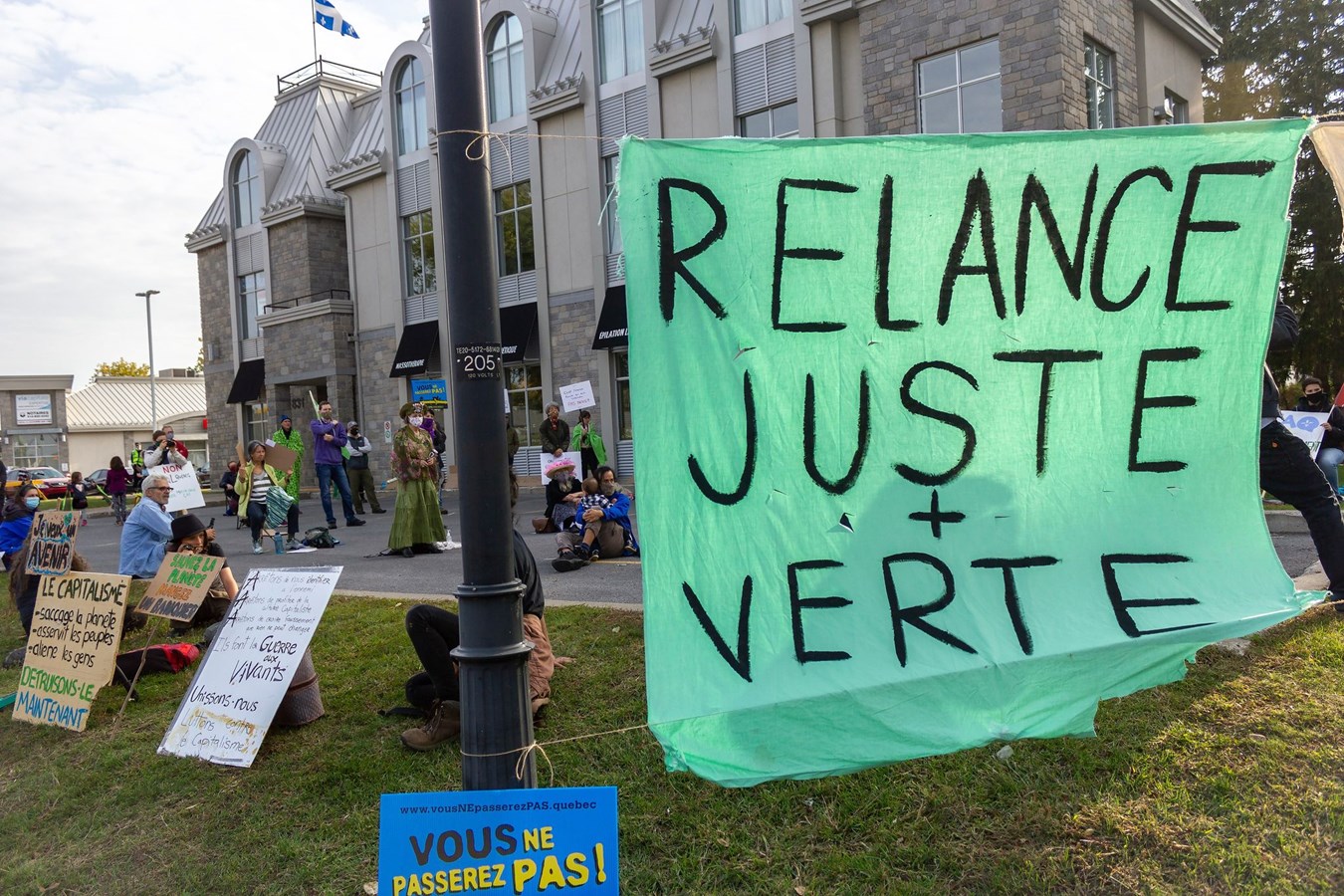 Près de 50 participants au sit-in pour une relance verte et juste, à L'Assomption
