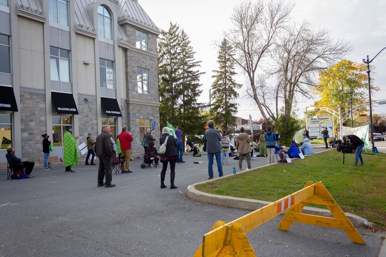 Près de 50 participants au sit-in pour une relance verte et juste, à L'Assomption