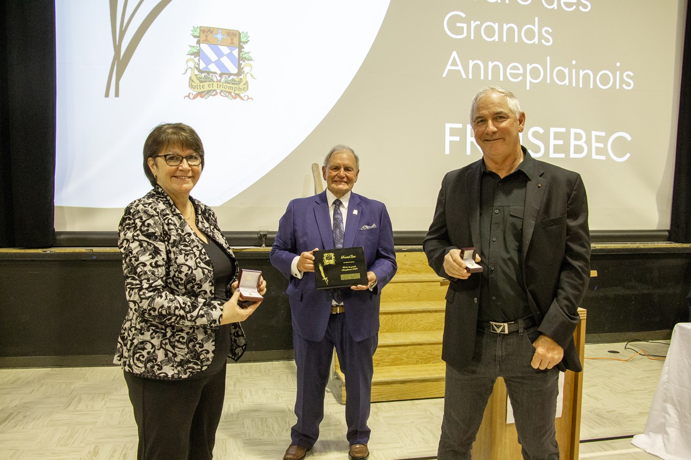 Sur la photo de gauche à droite : Mme Isabelle Charbonneau, copropriétaire (FraiseBec), M. Guy Charbonneau, maire de Sainte-Anne-des-
Plaines ainsi que M. Simon Charbonneau, copropriétaire (FraiseBec)