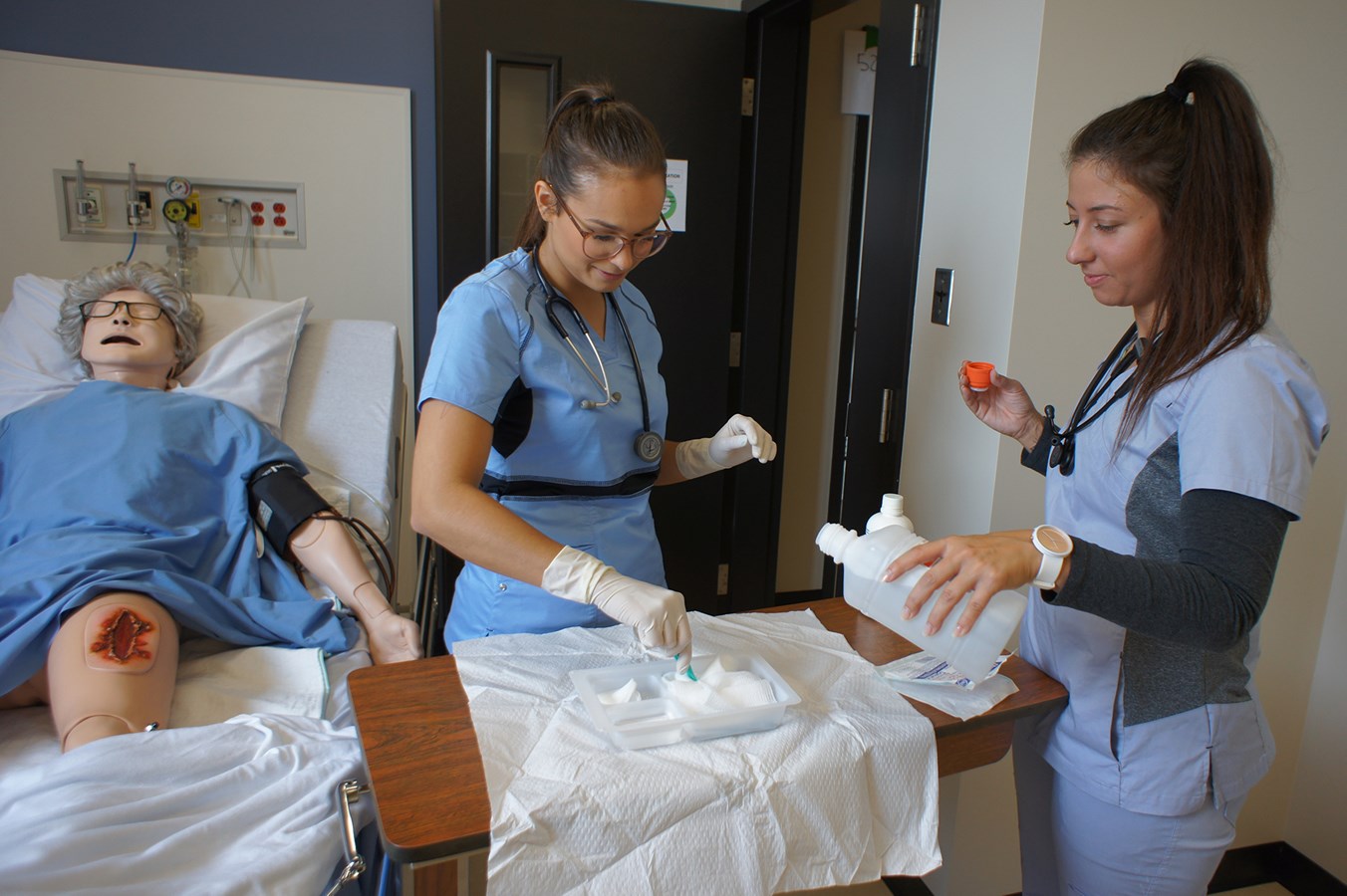 Plus d'apprentissages en milieux de travail pour les étudiants en soins infirmiers