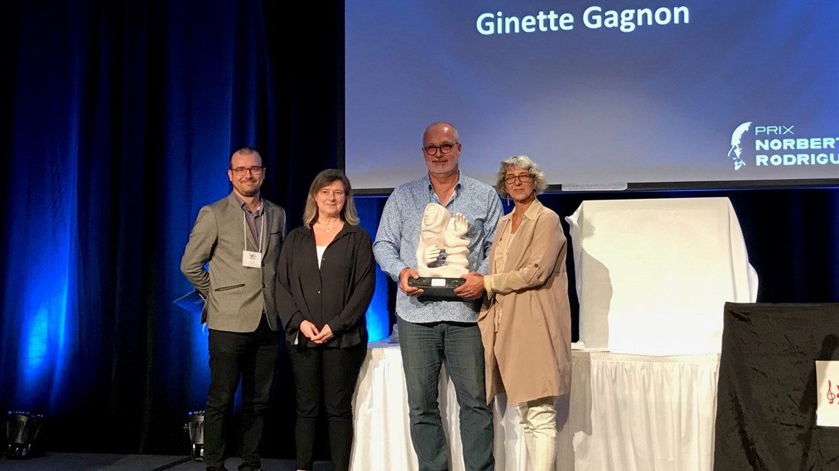 Présent sur la photo, de gauche à droite: Monsieur Yan Lavoie - coordonnateur démarche territoriale, MRC Joliette, Madame Josée Rodrigue - fille de Norbert Rodrigue, Monsieur Richard Beaucage - conjoint de la lauréate et Madame Ginette Gagnon - gagnante du prix dans la catégorie « Individuel »)