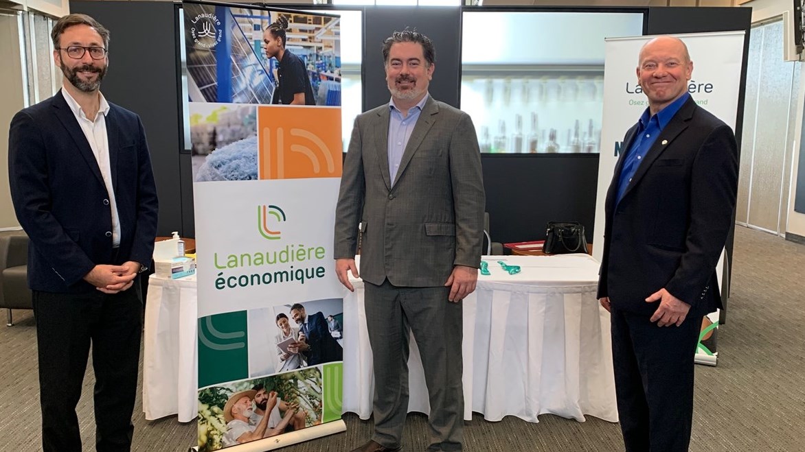Présent sur la photo: Nicolas Framery, président de Lanaudière Économique, Vincent Denommé, directeur développement des affaires chez Desjardins Entreprises Lanaudière, et Denis Hébert, Directeur territorial de la Capitale-Nationale, de la Mauricie et de Lanaudière au ministère de l’Économie et de l’Innovation.