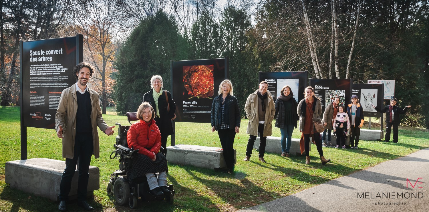 Sous le couvert des arbres : Une exposition en plein air