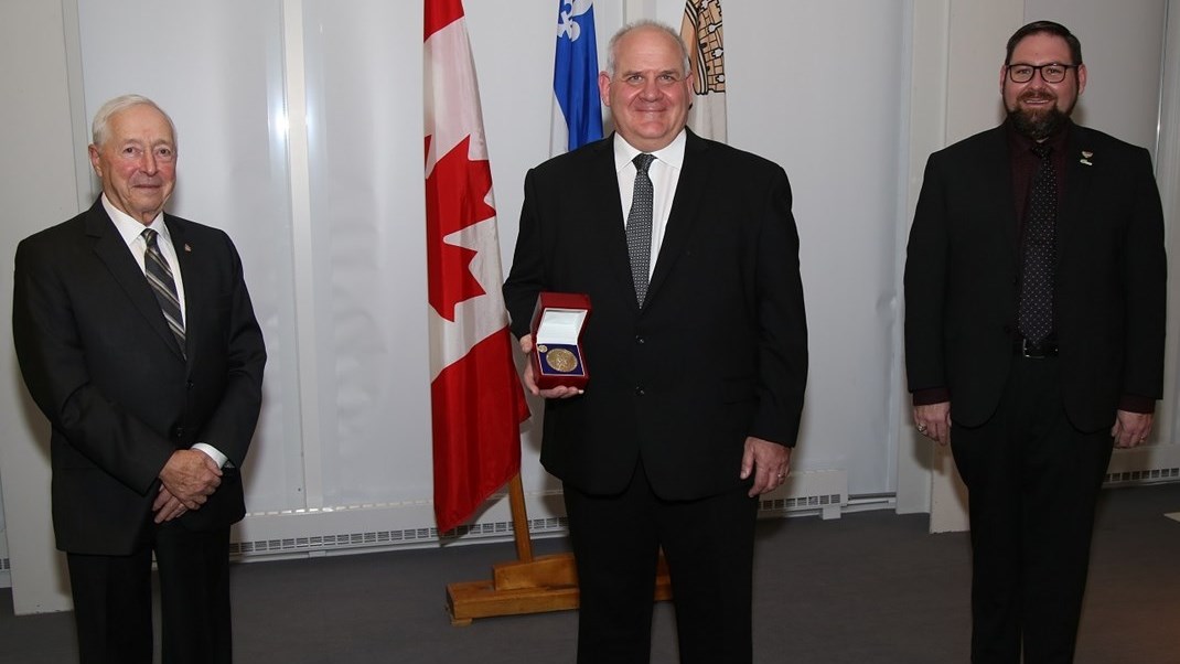 René Martin médaillé par le lieutenant-gouverneur