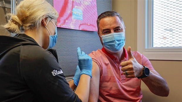 Pierjean Savard de Conteneurs Experts inaugure la clinique de vaccination mobile de la CCIVS
