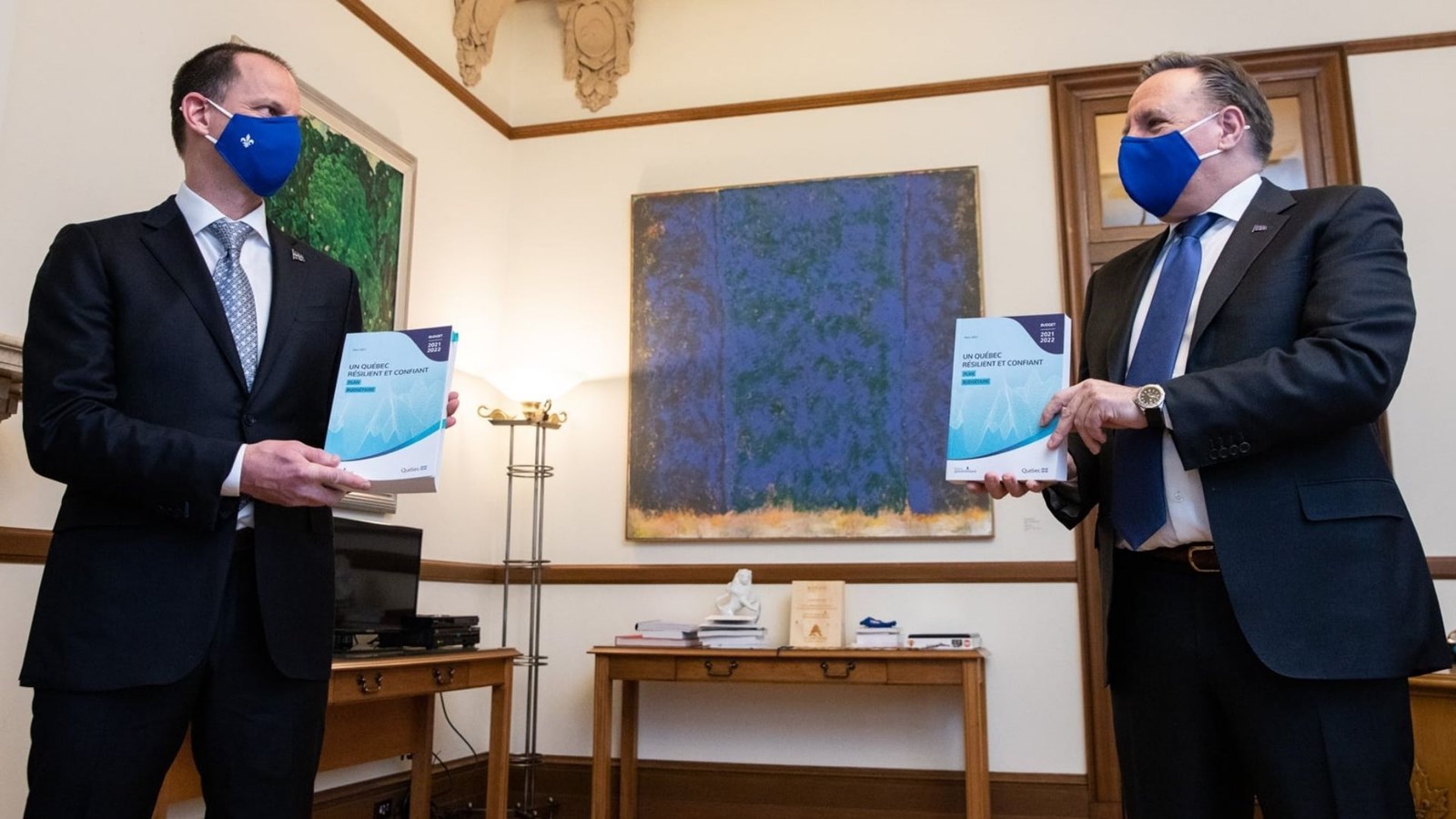 Le ministre des Finances, Éric Girard, a remis ce matin une copie du budget 2021-2022 au premier ministre François Legault.
