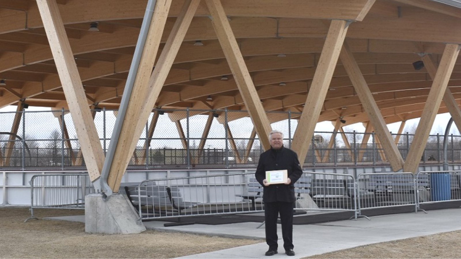 Le maire de Joliette, Alain Beaudry, affichant devant la patinoire