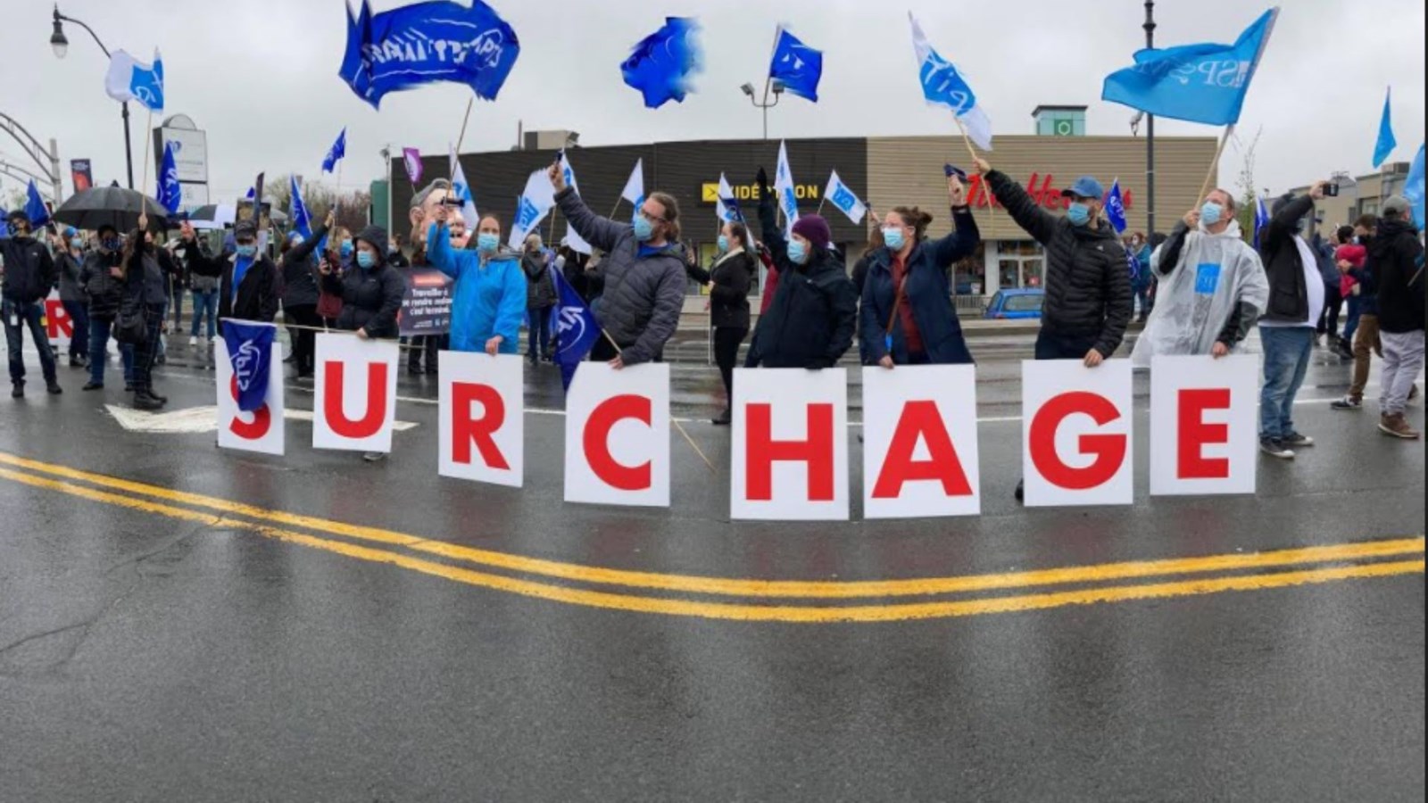 Manifestation intersyndicale devant les bureaux de François Legault