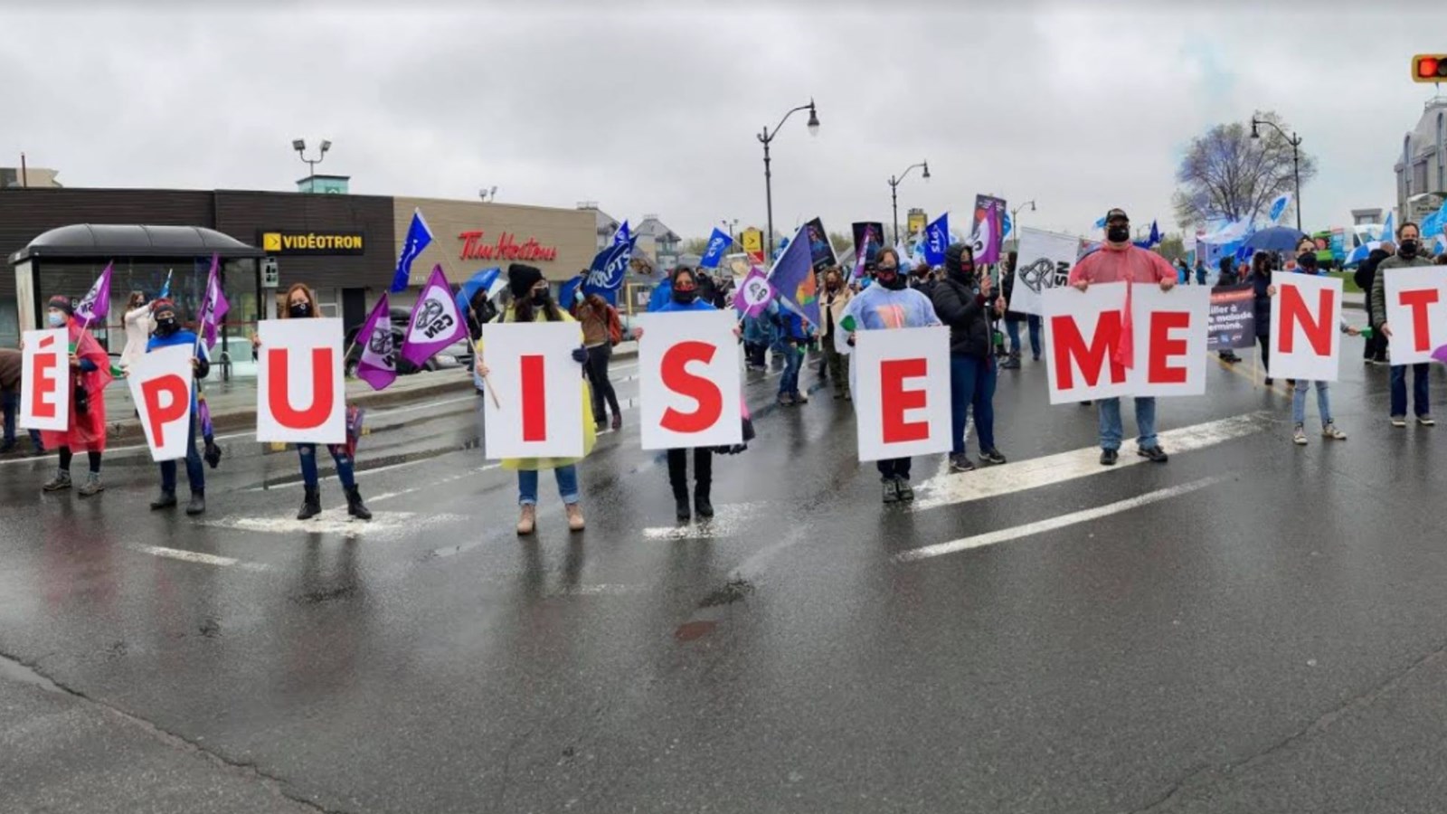 Manifestation intersyndicale devant les bureaux de François Legault