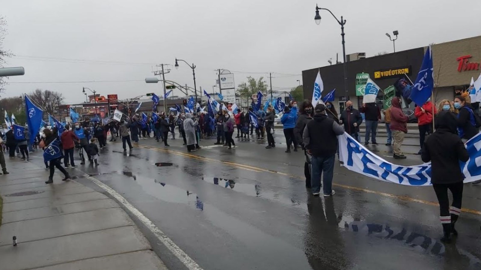 Manifestation intersyndicale devant les bureaux de François Legault