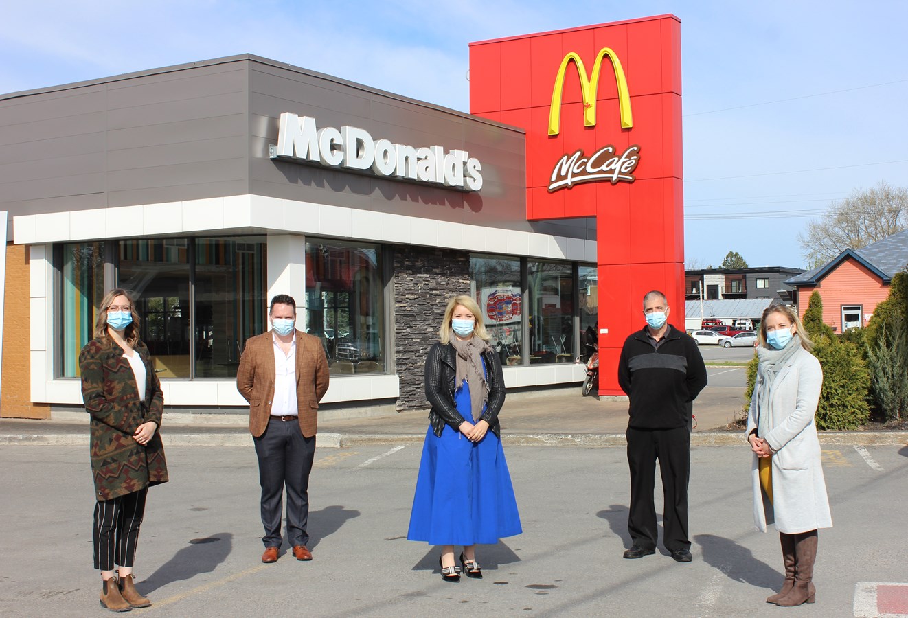 Stéphanie Venne, coordonnatrice aux événements à la fondation, Cédric Harvey et Jessica Harvey, franchisés McDonald’s, Marc Savage, directeur général des McDonald’s de la famille Harvey, et Maude Malo, directrice générale de la fondation.
