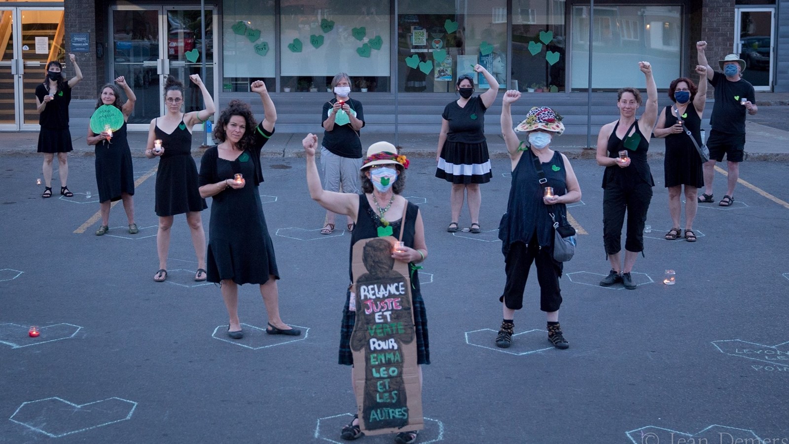 Veillée pour la suite du monde, à l'occasion du solstice d'été du 20 juin 2020, devant le bureau de la députée provinciale Véronique Hivon.