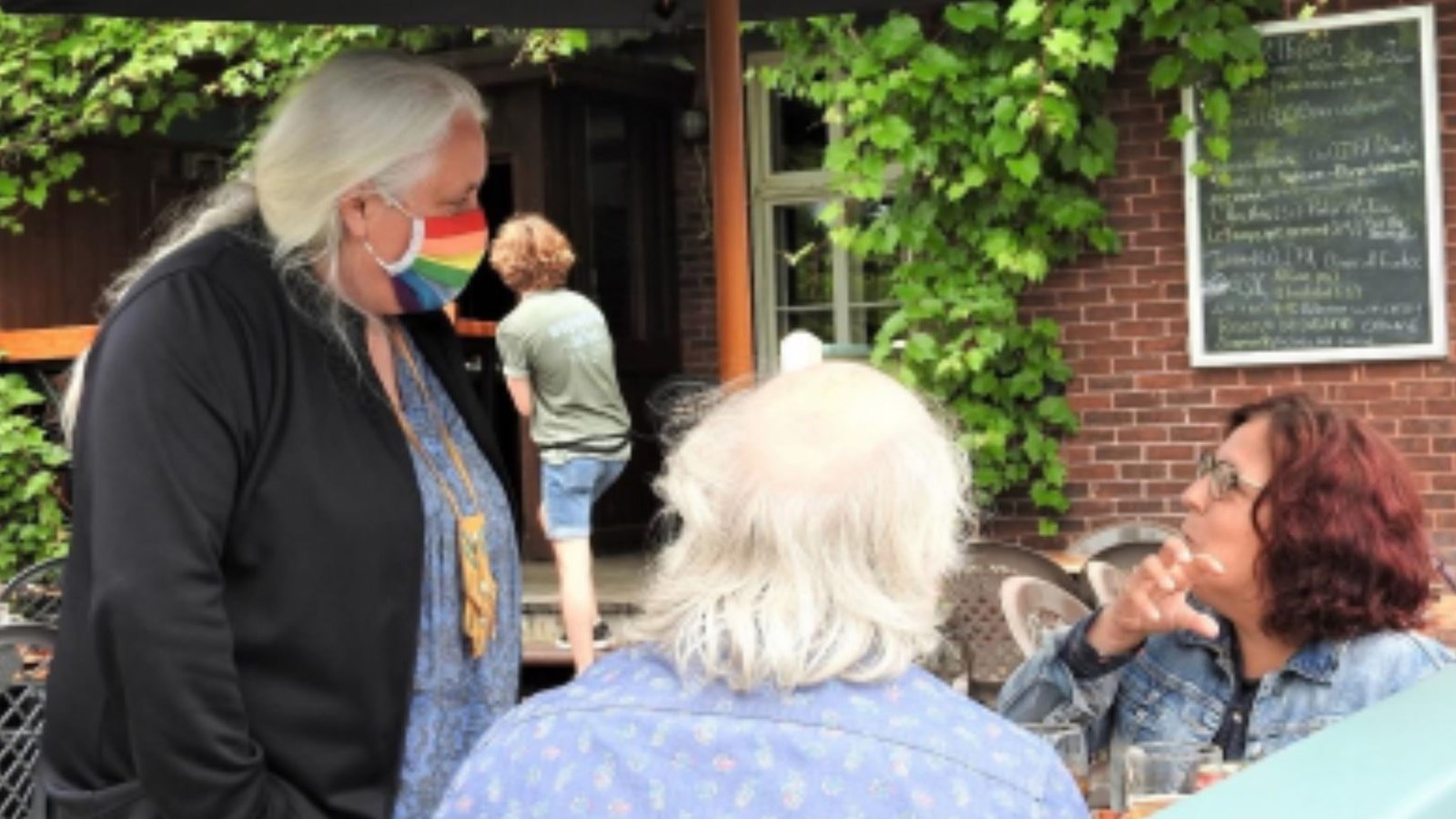Manon Massé, porte-parole de Québec solidaire et députée de Sainte-Marie-Saint-Jacques, avec des membres du parti à Joliette lors du dîner militant.