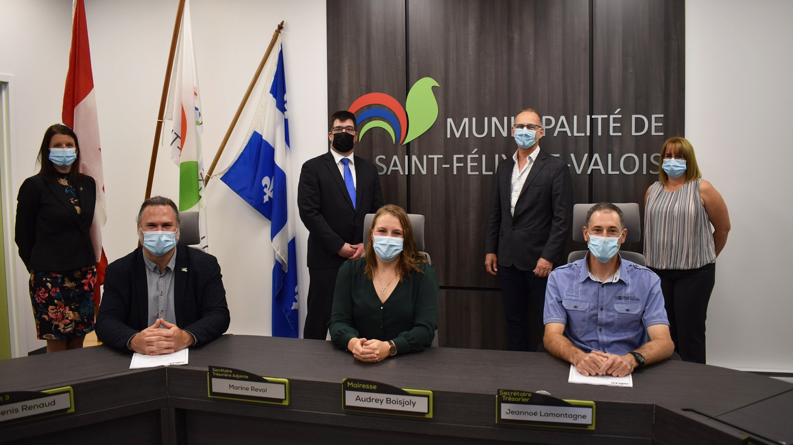 Audrey Boisjoly, mairesse de Saint-Félix-de-Valois, Philippe Gravel, président de la section locale 4446 du SCFP, Jeannoé Lamontagne, directeur général, Guylaine Robillard, vice-présidente de la section locale 4446 du SCFP, Marine Revol, directrice générale adjointe, Roger Bazinet, conseiller syndical du SCFP, ainsi que Me Jocelyn Roy, avocat spécialiste en relation de travail chez Roy & Asselin Inc.