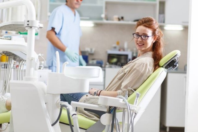Tout savoir sur le détartrage dentaire: indications, avantages et inconvénients