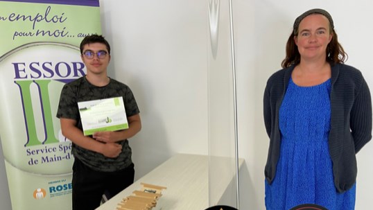 Benjamin Bellemare, premier lauréat d'une attestation de stage Jeunes au boulot, et Caroline Arbour, conseillère en emploi au SSMO Essor II
