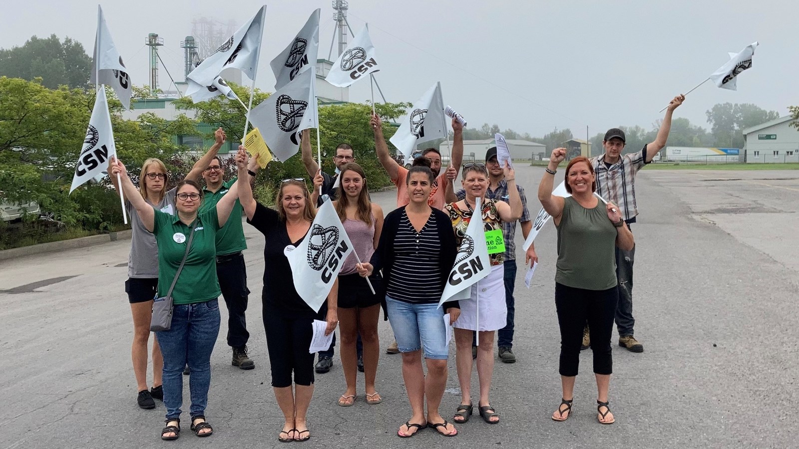 Les travailleurs syndiqués de BMR/Novago ont exercé une première journée de grève ce vendredi