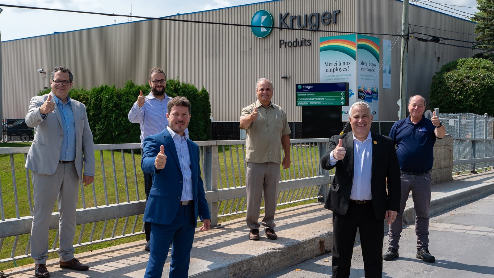 Première rangée : Éric Leblanc, directeur général, usine Produits Kruger de Crabtree, et Marc Serré, secrétaire parlementaire du ministre des Ressources naturelles et député de Nickel Belt.
Deuxième rangée : Gino Latendresse, conseiller politique de la députée de Joliette, Véronique Hivon; Gabriel Ste-Marie, député fédéral de Joliette, Mario Lasalle, maire de la municipalité de Crabtree; et Pierre Rondeau, directeur général et secrétaire-trésorier de la municipalité de Crabtree.