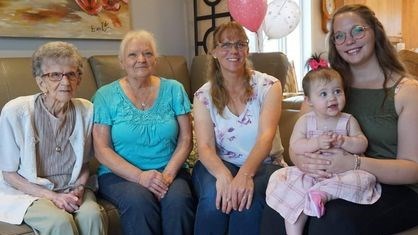Jeannedarc Savard, 98 ans, mère de Lisette Groulx, 68 ans, mère de Sophie Levesque, 46 ans, mère de Kathrine Martin, 23 ans, mère d'Emma-Rose Robichaud, 8 mois.