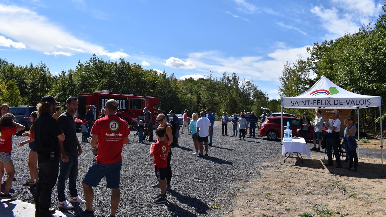 L'inauguration des sentiers de plein air de Saint-Félix-de-Valois attire les gens