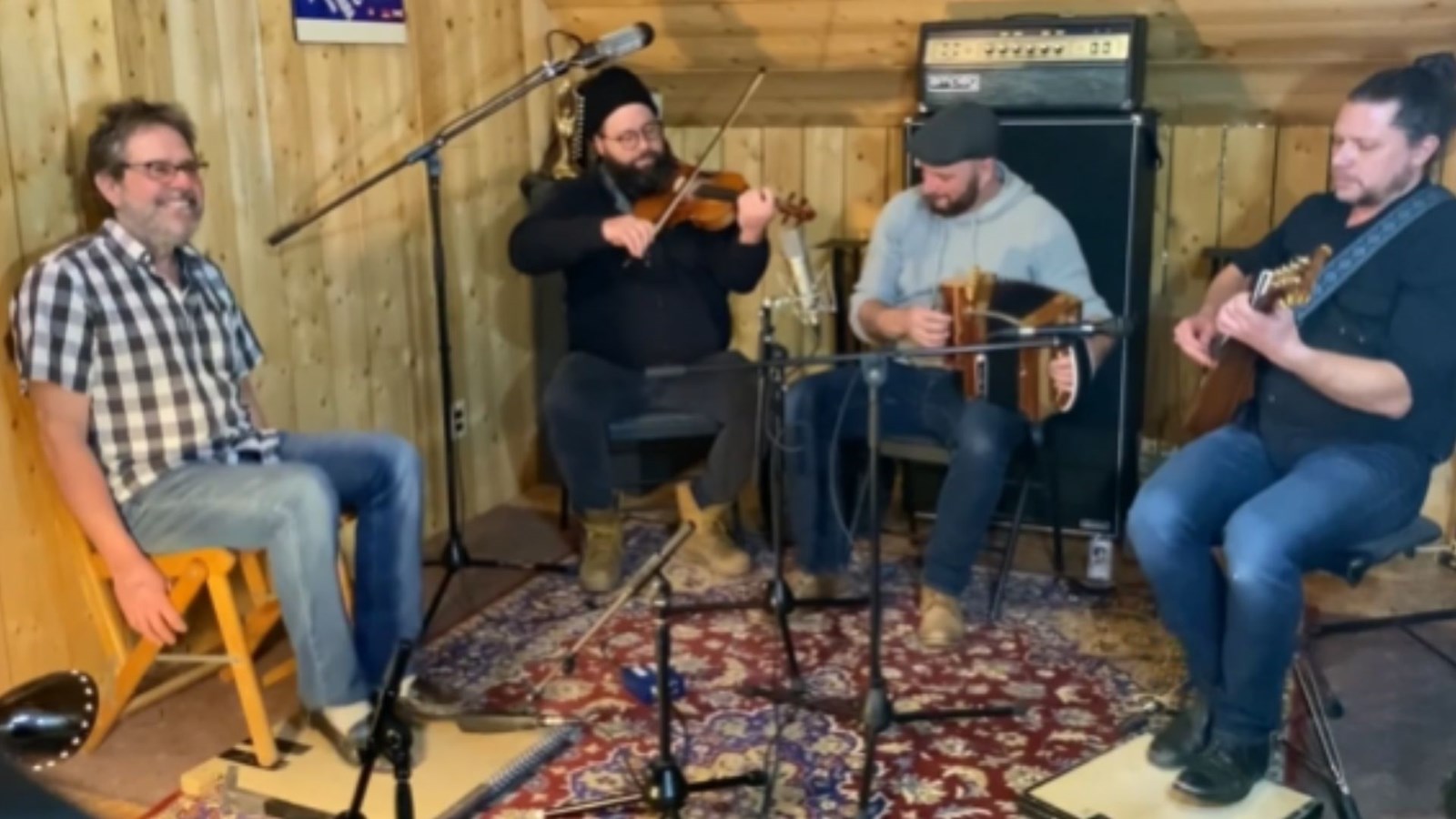 À gauche, Michel Bordeleau, porte-Parole, avec Le groupe de Temps Antan