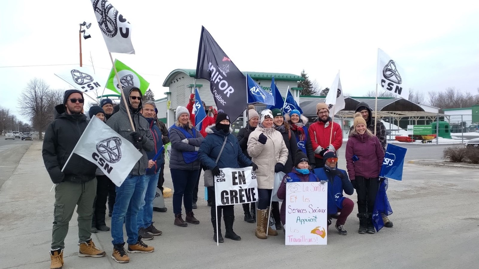 Les grévistes continuent de manifester devant les installations de la Coop Lanaudière