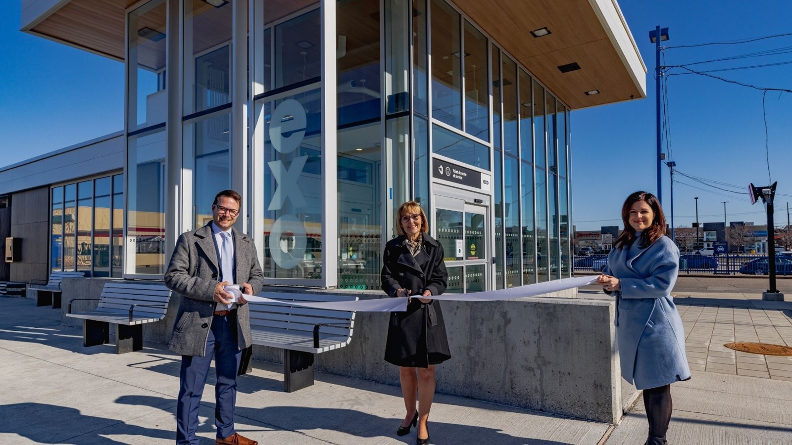 De gauche à droite : Nicolas Dufour, maire de Repentigny, Lise Lavallée, députée de Repentigny, Marie Hélène Cloutier, directrice exécutive d'Engagement clients, partenaires et innovation en mobilité d’exo.