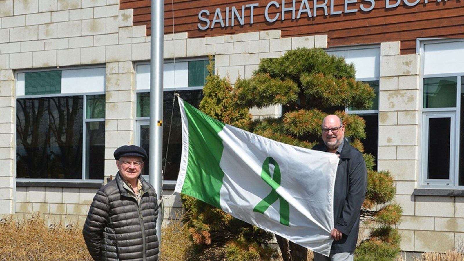 Un drapeau hissé au mat de l'Hôtel de ville en soutien