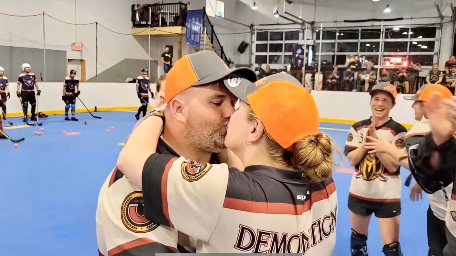 Une demande en mariage après une victoire en dek hockey