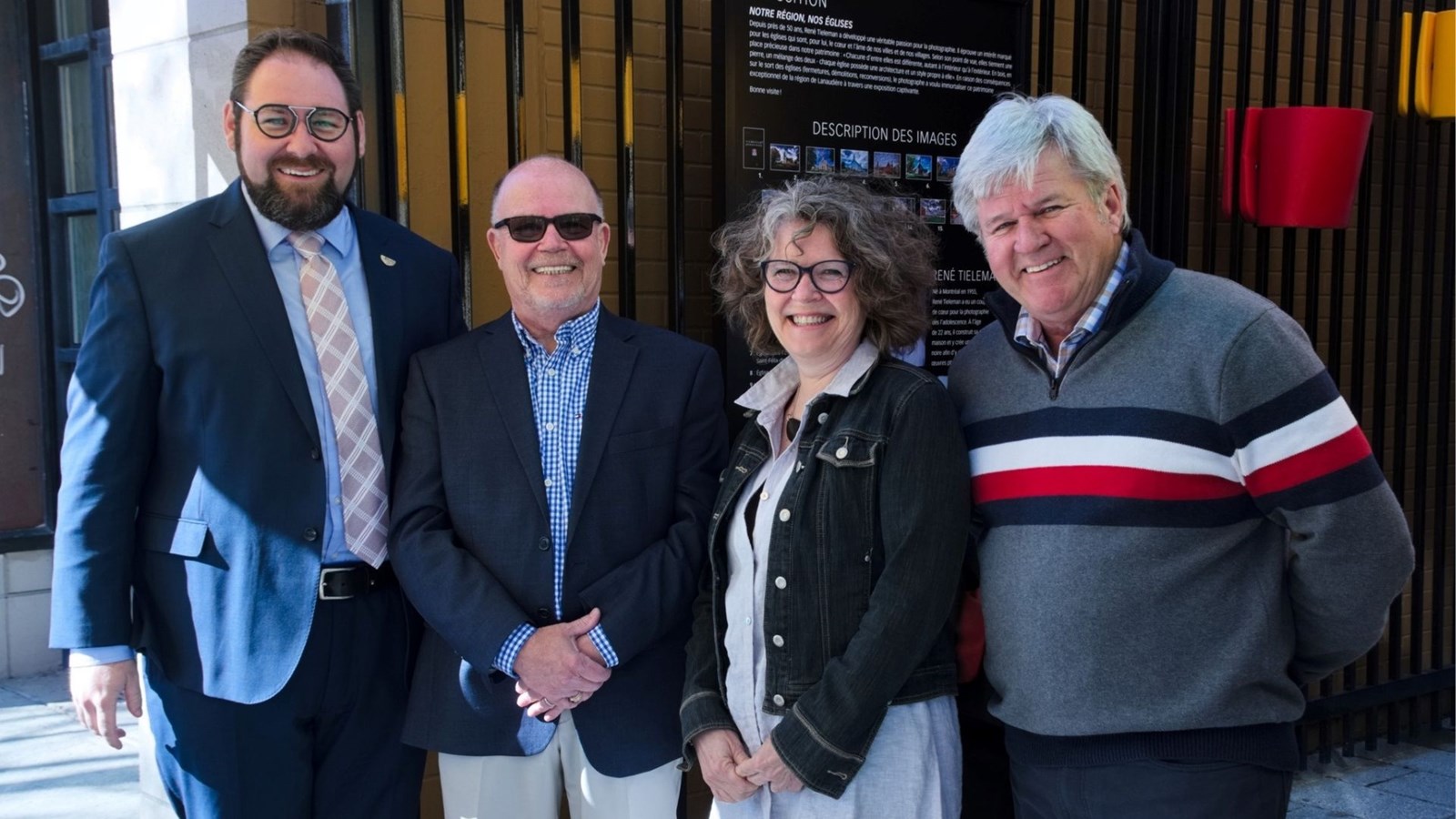 Le maire de Joliette Pierre-Luc Bellerose, l'artiste René Tieleman, Muriel Lafarge et Luc Beauséjour, membres du conseil municipal.