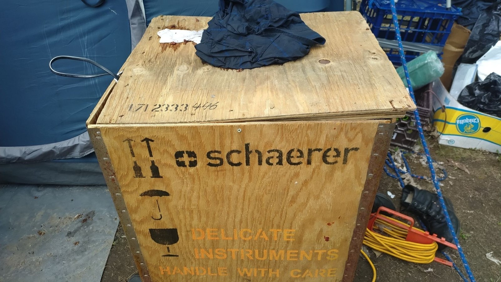 La boîte utilisée pour placer les vêtements sales
