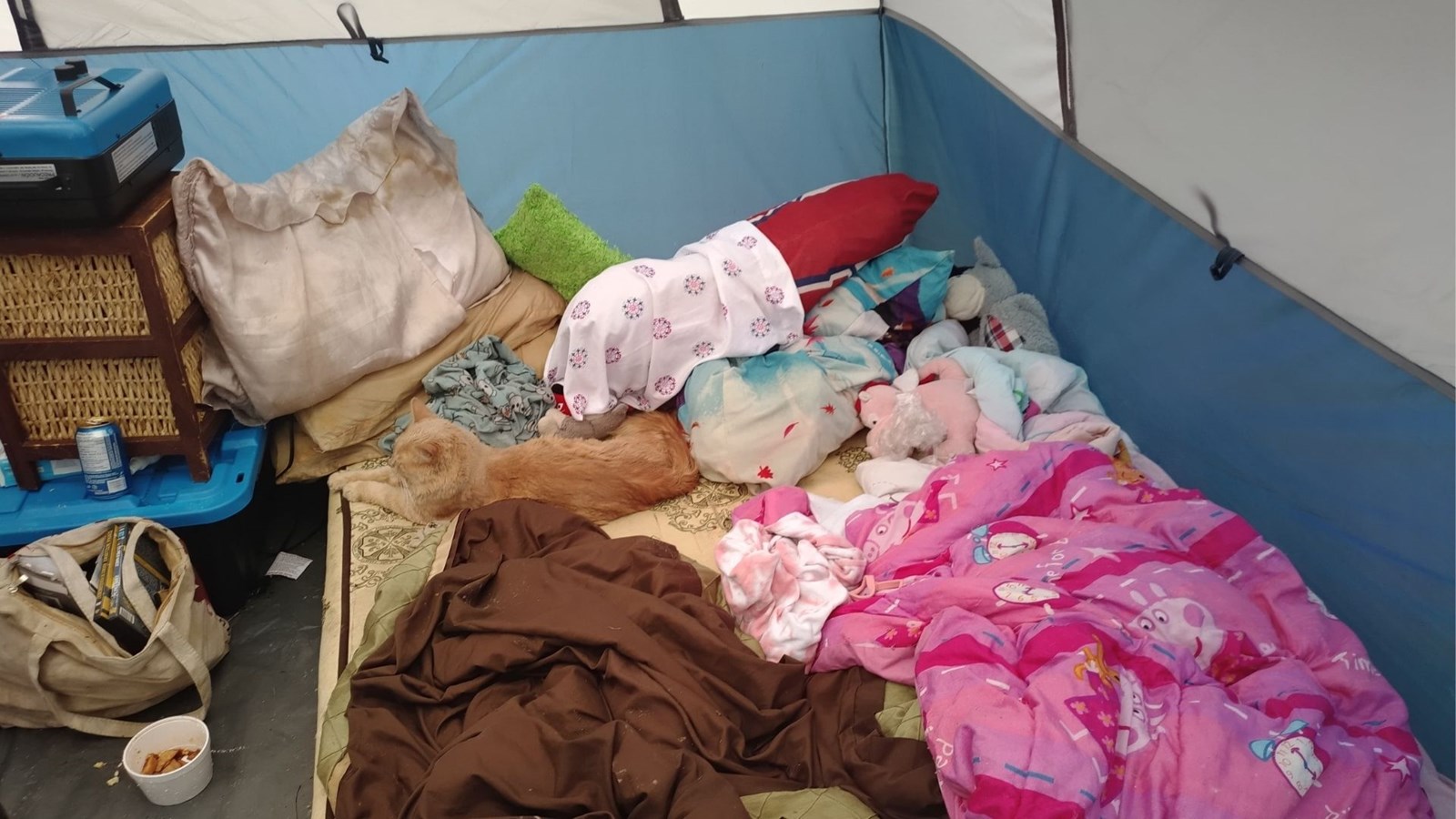 Un des deux matelas de la tente