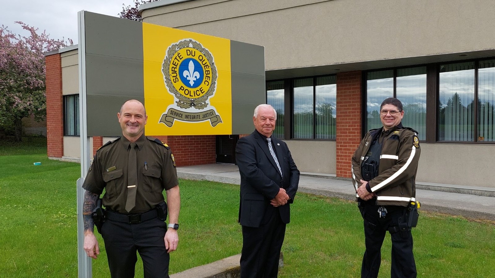 De gauche à droite : Marc Bouchard, sergent directeur de poste Marc Bouchard, Robert Pellerin, conseiller municipal de Lavaltrie et l’agent Steve Desrochers.