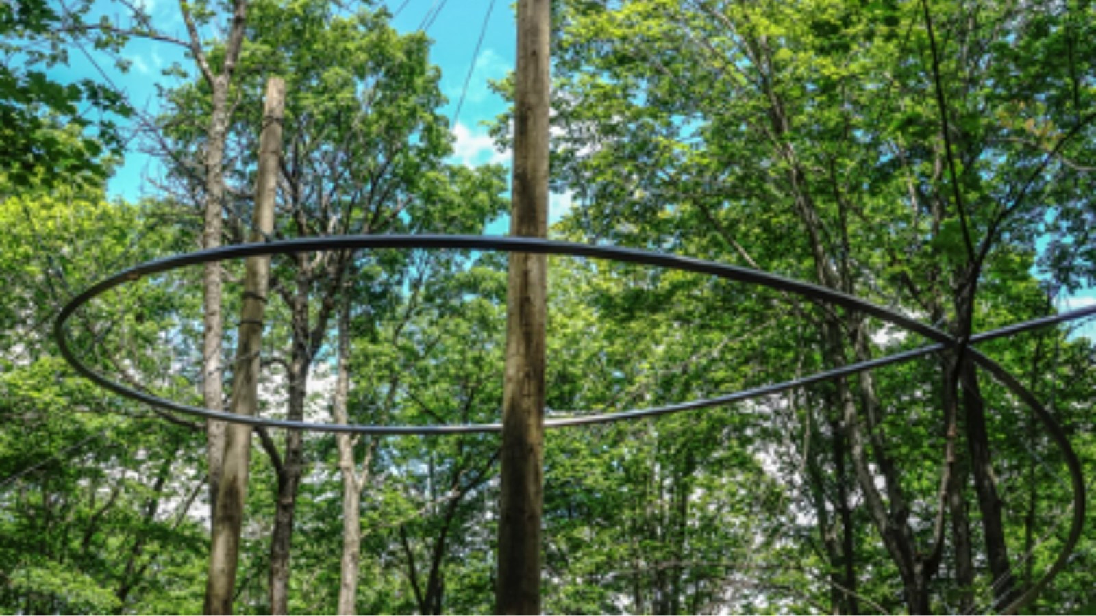Nouvelle tyrolienne à virages en montagne