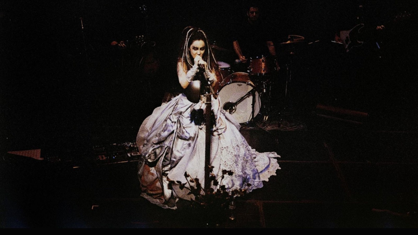 La chanteuse Sann sur scène