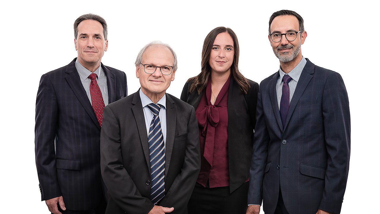 De gauche à droite : Mes Guy Bisaillon, Simon Dauphin, Marie-Josée Blais et David Couturier.